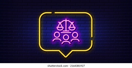 Burbuja de habla de luz neón. Icono de la línea del jurado del tribunal. Señal de escalas de justicia. Símbolo de la ley del fallo. Fondo neón de luz. La línea de brillo del jurado del tribunal. Banner de pared de ladrillo. Vector