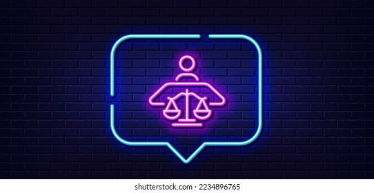Burbuja de habla de luz neón. Icono de línea de juez de tribunal. Señal de escala de justicia. Símbolo de la ley del fallo. Fondo neón de luz. Juez de tribunal de línea de brillo. Banner de pared de ladrillo. Vector