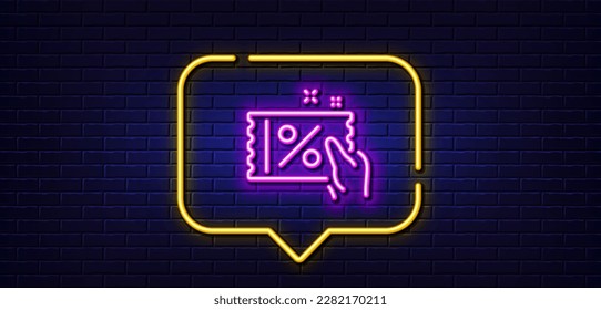 Burbuja de habla de luz neón. Icono de línea de cupón de descuento. Cartel de oferta de venta. Símbolo de precio de promoción. Fondo neón de luz. Línea de brillo de cupón descuento. Banner de pared de ladrillo. Vector