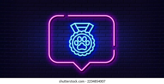 Burbuja de habla de luz neón. Icono de la línea de competencia de perros. Cartel de premio a las mascotas. Símbolo del premio campeón. Fondo neón de luz. La competencia de perros brilla. Banner de pared de ladrillo. Vector