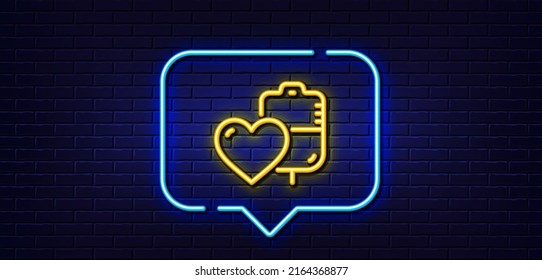 Burbuja de habla de luz neón. Icono de donar línea sanguínea. Signo de donante médico. Símbolo de plasma. Fondo neón de luz. Línea de resplandor de sangre. Banner de pared de ladrillo. Vector