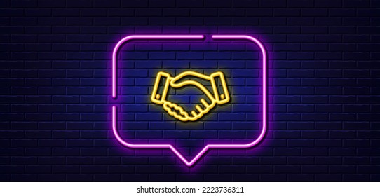 Burbuja de habla de luz neón. Icono de línea de apretón de manos de los empleados. Signo de gesto de mano. Símbolo de palma de trato de negocios. Fondo neón de luz. Los empleados dan un apretón de manos en la línea de brillo. Banner de pared de ladrillo. Vector