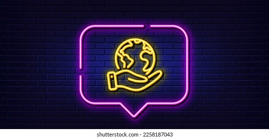Burbuja de habla de luz neón. Icono de línea de negocio global. Salvemos la señal del planeta. Símbolo de marketing en Internet. Fondo neón de luz. Salvar la línea de brillo del planeta. Banner de pared de ladrillo. Vector