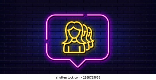 Burbuja de habla de luz neón. Icono de línea Grupo de Mujeres. Símbolo de comunicación humana. Cartel de trabajo en equipo. Fondo neón de luz. Línea de brillo de caza de cabeza de mujeres. Banner de pared de ladrillo. Vector