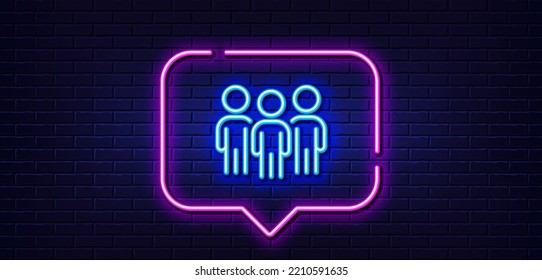 Burbuja de habla de luz neón. Icono de línea de grupo. Signo de trabajo en equipo de negocios. Símbolo de encuentro de personas. Fondo neón de luz. Línea de brillo de grupo. Banner de pared de ladrillo. Vector