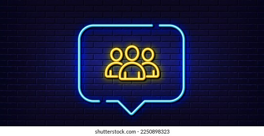 Burbuja de habla de luz neón. Icono de línea de grupo. Señal de usuarios o trabajo en equipo. Símbolo de silueta personal. Fondo neón de luz. Línea de brillo de grupo. Banner de pared de ladrillo. Vector