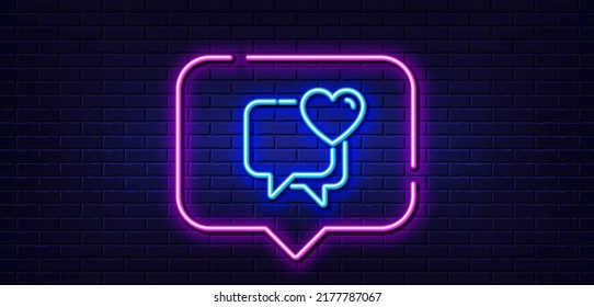 Burbuja de habla de luz neón. Icono de línea de corazón. Señal de chat de amor. Símbolo de San Valentín. Fondo neón de luz. Línea de brillo del corazón. Banner de pared de ladrillo. Vector