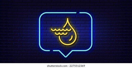 Burbuja de habla de luz neón. Icono de línea de hidroelectricidad. Signo de tipo de energía hidroeléctrica. Símbolo de potencia de ondas de agua. Fondo neón de luz. Línea de brillo hidroeléctrico. Banner de pared de ladrillo. Vector