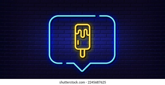 Burbuja de habla de luz neón. Ice crema en icono de línea de palo. Signo de vainilla sundae. Símbolo de postre de verano congelado. Fondo neón de luz. Línea de brillo de helados. Banner de pared de ladrillo. Vector