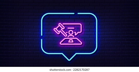 Burbuja de habla de luz neón. Icono de la línea martillo del juez. Signo de sentencia judicial. Símbolo de derecho legal. Fondo neón de luz. Juez hammer línea de resplandor. Banner de pared de ladrillo. Vector