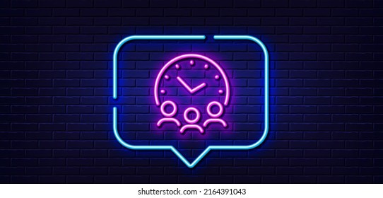 Burbuja de habla de luz neón. Icono de línea de tiempo de reunión. Signo de trabajo en equipo de negocios. Símbolo de horario de trabajo. Fondo neón de luz. Línea de brillo del tiempo de reunión. Banner de pared de ladrillo. Vector