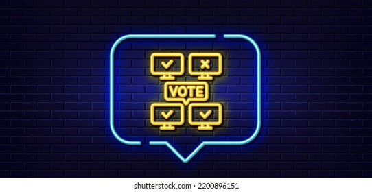 Burbuja de habla de luz neón. Icono de línea de votación en línea. Cartel de voto en Internet. Símbolo de elección web. Fondo neón de luz. La votación en línea brillará. Banner de pared de ladrillo. Vector