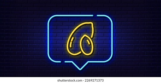 Neon Light-Sprechblase. Symbol für die Erdnusslinie. Geschmackvolles Nusszeichen. Veganisches Lebensmittelsymbol. Neoner heller Hintergrund. Erdnussglühlinie. Brick-Wand-Banner. Vektorgrafik