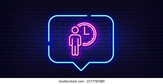 Burbuja de habla de luz neón. Icono de línea de espera de persona. Signo de tiempo de servicio. Símbolo de reloj. Fondo neón de luz. Esperando la línea de resplandor. Banner de pared de ladrillo. Vector