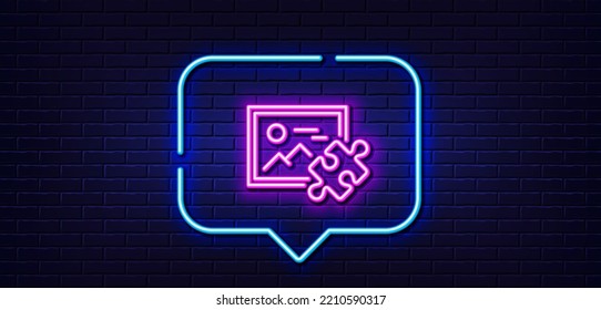 Burbuja de habla de luz neón. Icono de la línea de imagen de rompecabezas. Pieza de jigsaw con foto de letrero. Símbolo de desafío comercial. Fondo neón de luz. Línea de brillo de imagen de rompecabezas. Banner de pared de ladrillo. Vector