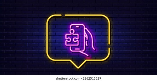 Burbuja de habla de luz neón. Icono de la línea de juego de rompecabezas. Pieza de rompecabezas con señal de teléfono. Símbolo de desafío comercial. Fondo neón de luz. Línea de brillo del juego del rompecabezas. Banner de pared de ladrillo. Vector
