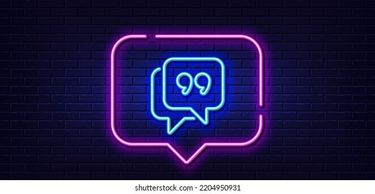 Burbuja de habla de luz neón. Icono de línea de burbuja de comillas. Signo de comentario de conversación. Símbolo de burbuja de voz. Fondo neón de luz. Cita la línea de brillo de la burbuja. Banner de pared de ladrillo. Vector