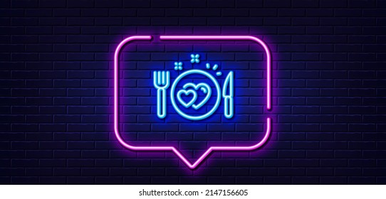 Burbuja de habla de luz neón. Icono de la línea romántica de la cena. Signo de comida del día de San Valentín. Símbolo de relaciones de pareja. Fondo neón de luz. Cena romántica en línea brillante. Banner de pared de ladrillo. Vector