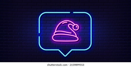 Neon Light-Sprechblase. Weihnachtsmütze-Symbol. Weihnachten oder Neues Jahr Unterschrift. Klaus-Symbol. Neoner heller Hintergrund. Weihnachtsmütze leuchtet. Brick-Wand-Banner. Vektorgrafik