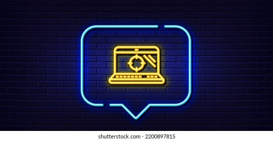 Burbuja de habla de luz neón. Icono de la línea del portátil Seo. Signo de optimización del motor de búsqueda. Apuntar al símbolo de destino. Fondo neón de luz. Línea de brillo de la laptop Seo. Banner de pared de ladrillo. Vector
