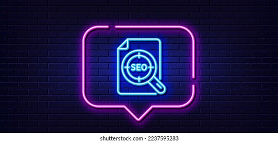 Burbuja de habla de luz neón. Icono de línea de destino. Signo de optimización del motor de búsqueda. Símbolo del documento de archivo. Fondo neón de luz. Línea de brillo del archivo Seo. Banner de pared de ladrillo. Vector