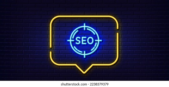 Burbuja de habla de luz neón. Icono de línea de destino. Signo de optimización del motor de búsqueda. Símbolo de objetivo. Fondo neón de luz. Seo línea de brillo. Banner de pared de ladrillo. Vector