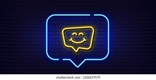 Burbuja de habla de luz neón. Icono de la línea de chat sonreír. Feliz signo del emoticono. Símbolo de burbuja de voz. Fondo neón de luz. Sonreír la línea de brillo del chat. Banner de pared de ladrillo. Vector