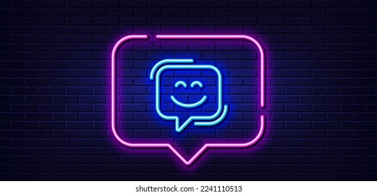 Burbuja de habla de luz neón. Icono de la línea de sonrisa. Feliz señal de chat de emoticonos. Símbolo de burbuja de voz. Fondo neón de luz. Sonreir la línea de brillo facial. Banner de pared de ladrillo. Vector