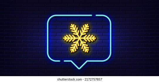 Burbuja de habla de luz neón. Icono de línea de copo de nieve. Señal de nieve de Navidad. Símbolo de invierno o frío. Fondo neón de luz. Línea de brillo de copo de nieve. Banner de pared de ladrillo. Vector