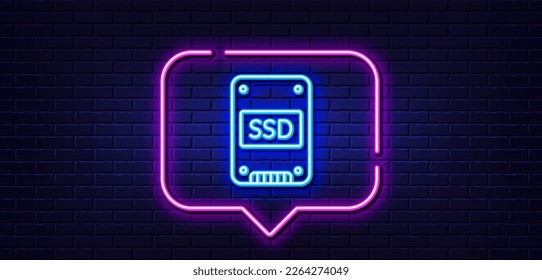 Burbuja de habla de luz neón. Icono de SSD. Signo de unidad de estado sólido. Símbolo de disco de almacenamiento. Fondo neón de luz. Línea de brillo SSD. Banner de pared de ladrillo. Vector