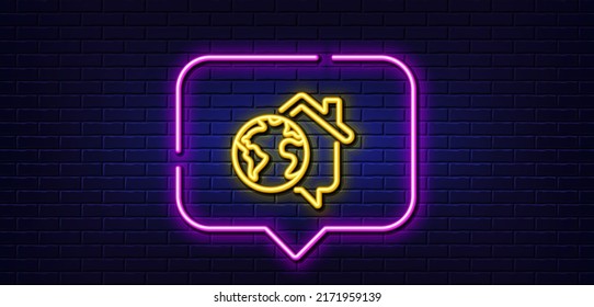Burbuja de habla de luz neón. Icono de trabajo en línea principal. Firma de trabajo de outsourcing. Símbolo de oficina remota. Fondo neón de luz. Línea de brillo doméstico de trabajo. Banner de pared de ladrillo. Vector