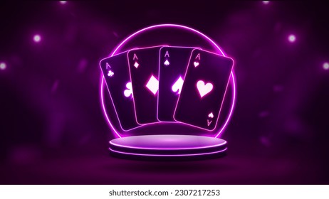 Tarjetas de poker neón en un podio brillante con un arco redondo sobre un fondo morado oscuro.