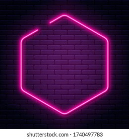 Neonzeichen in achteckiger Form. Helles Neonlicht, beleuchteter Oktagon-Rahmen. Glühende violette Neonröhre auf dunklem Hintergrund. Signatur- oder Bannervorlage im Stil der 80er und 90er Jahre. Vector