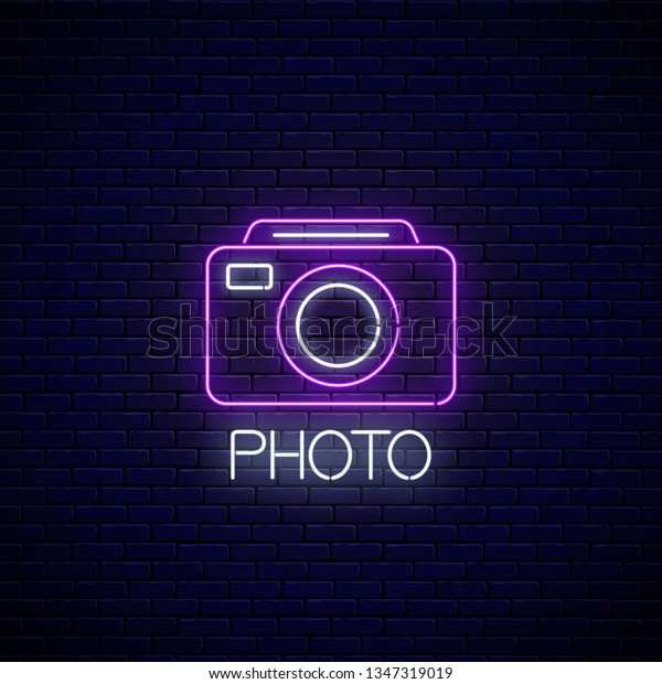 暗いレンガ壁の背景にフォトカメラのシンボルとテキストのネオンサイン 写真カメラのサイン 写真のロゴ ベクターイラスト のベクター画像素材 ロイヤリティフリー
