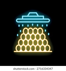 Neonschild, das eine Sprinkleranlage darstellt, die nachts einen Haufen runder Heuballen auf einem Bauernhof bewässert