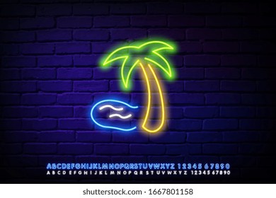 Neonschild, drei Palmen unterschiedlicher Größe an einer Ziegelwand. Gelbe Baumstämme, grüne Blätter, orangefarbene Kokosfrüchte.
