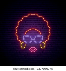 Neon Frauenporträt. Glühende Frau mit Retro-Afro-Haar im Stil der 80er Jahre. Vektorgrafik.