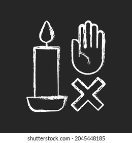 Nunca toque el icono de etiqueta manual de la tiza de la vela de arder sobre fondo oscuro. Colocar el contenedor en una superficie estable. Ilustración de pizarra vectorial aislada para instrucciones de uso del producto en negro