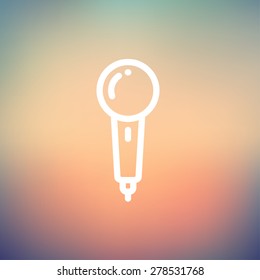 Nueva línea delgada de icono de micrófono para diseño plano de web y móvil, minimalista moderno. Icono blanco vectorial en el fondo de malla gradiente.