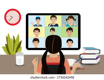 Niños en casa estudiando en línea con un compañero de clase a través de videoconferencia/web en computadora durante la cuarentena de la ciudad para prevenir el virus COVID-19 corona. Idea para una nueva normalidad en la vida estudiantil sobre la pandemia COVID-19.