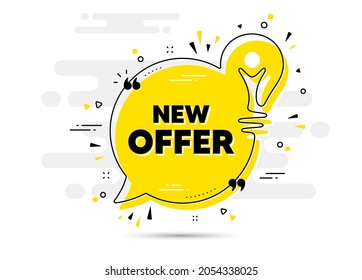 Neuer Angebotstext. Gelbe Idee-Chat-Bubble-Hintergrund. Sonderpreis-Schild. Symbol für Werberabatte. Neue Angebot Chat-Nachricht Glühbirne. Idee, heller Hintergrund. Vektorgrafik