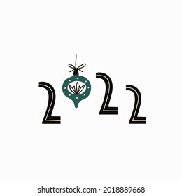 Diseño del logo de Año Nuevo 2022. Números decorativos y bola de Navidad aislados en fondo blanco. Tarjeta de saludo, banner, plantilla de diseño de texto de invitación. Ilustración vectorial plana. Diseño de Navidad dibujado a mano.