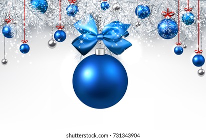 Fondo de Año Nuevo con ramas de abeto blanco y bolas de Navidad azules. Ilustración vectorial.