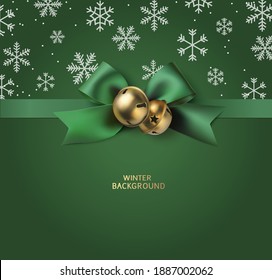 Plantilla de diseño de Año Nuevo y Navidad. Fondo de Navidad con un arco decorativo verde, cinta horizontal, campana dorada y copos de nieve blancos sobre verde. Ilustración de material vectorial.