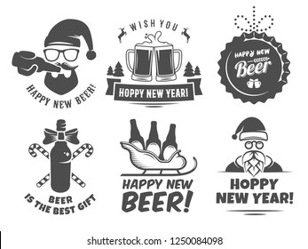 Logotipos y distintivos de cerveza artesanal de Año Nuevo. Sellos de cerveza vectorial con Santa, botellas, tazas, trineos y decoración de vacaciones para bar o pub