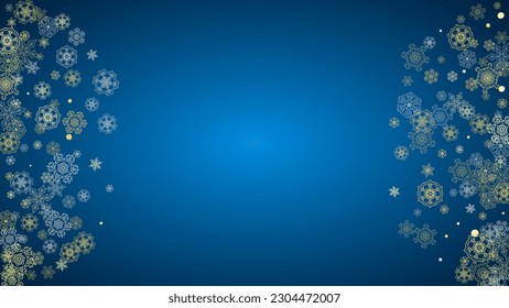 Marco de Año Nuevo con copos de nieve dorados sobre fondo azul. Marco horizontal de Navidad y Año Nuevo para certificado de regalo, anuncios, pancarta, volante, ofertas de ventas, invitaciones para eventos. Nieve brillante con brillo