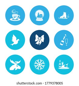 Juego de iconos de Año Nuevo y globo de nieve con copo de nieve, champán y paloma. Vector de icono de año nuevo relacionado con capuchino para el diseño del logotipo de la interfaz de usuario web.