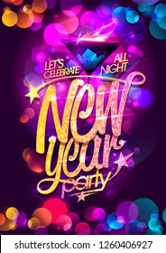 Diseño de afiches vectoriales de Año Nuevo con cóctel en llamas y fondo multicolor de luces de bokeo