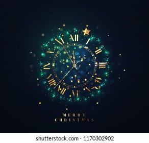 Reluciente reloj dorado de Año Nuevo, a cinco minutos de medianoche. Feliz Navidad. Navidad. Fondo brillante con luces brillantes y boquilla brillante