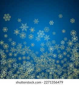 Nieve de Año Nuevo sobre fondo azul. Copos de nieve con brillo de oro. La nieve de Navidad y Año Nuevo cae como telón de fondo. Para las ventas de temporada, ofertas especiales, banners, tarjetas, invitaciones de fiesta, volantes. Invierno helado en azul.
